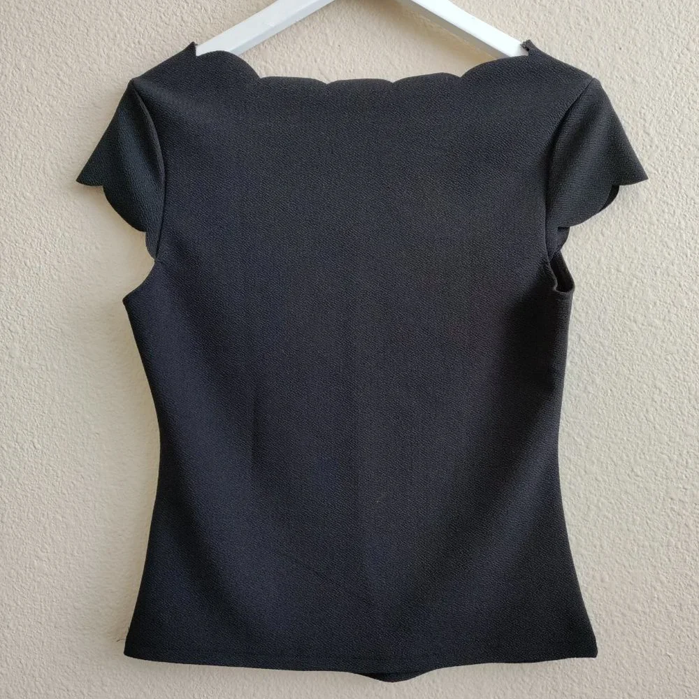 SHEIN Scallop Trim Solid Tee Size L - Picture 6 of 14